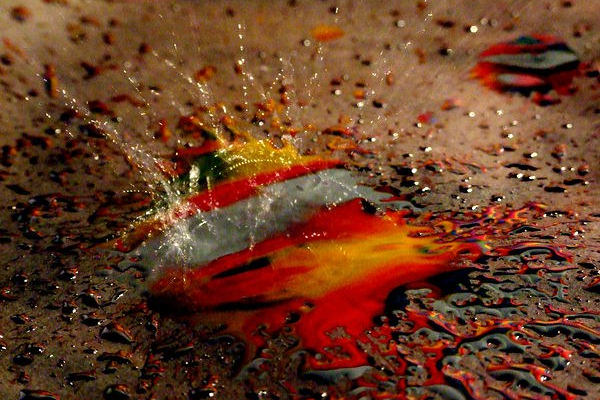 Farbenspiel: Wassertropfen auf einem Backblech tropfend